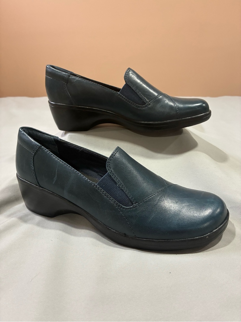 Clarks Bendables Womens 7.5 m Navy Blue Leather Slip On Loafers Wedge Shoes